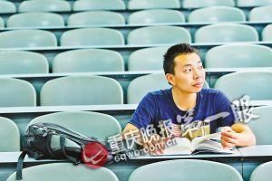 9月26日中午,王强强在西政的教室自习。