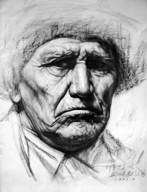 老年人正面素描头像