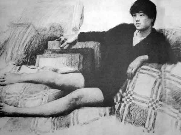 全身像素描作品选人物全身像写生是素描基础训练的延续和提高,是素描教学系统的重要部分,有着丰富而广阔的表现空间。人物全身素描一方面满足了学生对素描问题深度的积极探索