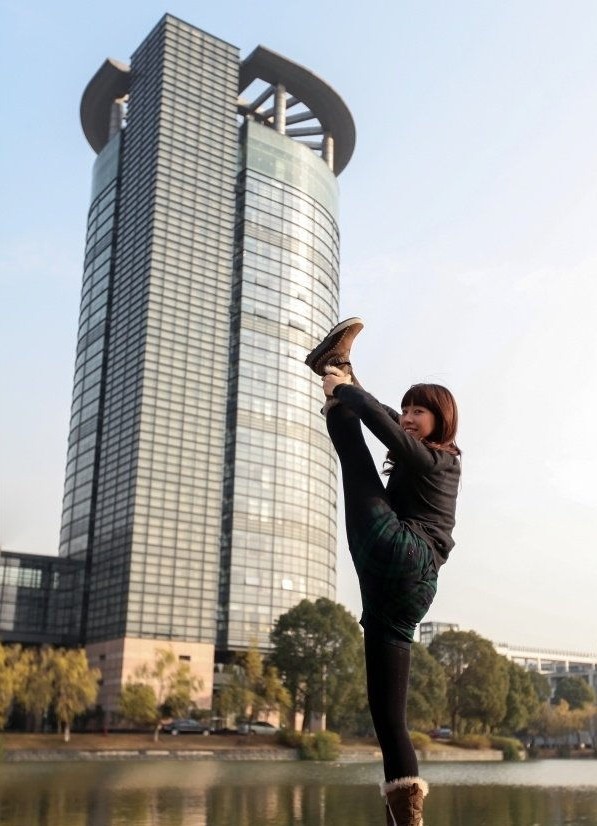 大学舞蹈系女生无处不舞蹈 无处不劈腿7 劈腿，每个舞蹈学生都能轻松做出的动作，在旁人看来难之又难。大学舞蹈系女生更将此动作发挥到极致，校园里、寝室里、教学楼里，无处不舞蹈，无处不劈腿！