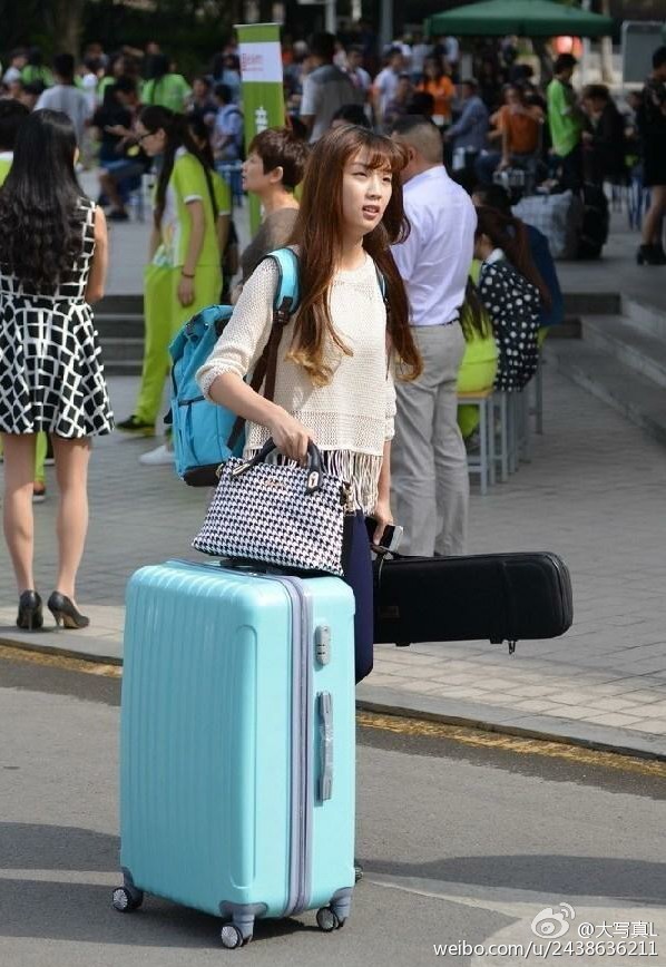 南京艺术学院新生报到 美女如云4