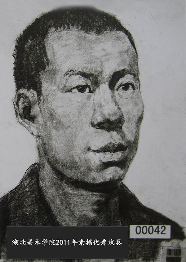 此卷为一张高调的素描,作者表现手法轻松,刻画到位,善于在细微的调子中寻找结构关系,但是下巴的处理显得稍微薄弱,暴露出该考生对形体概念缺乏更充分的认识