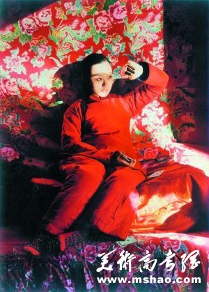 王沂东《冬天里的阳光》　　王沂东的作品通常背景单纯，将西方古典油画的精湛技法与中国民族文化的审美意蕴融于一体，笔法精细严谨、造型线条分明、形体结构准确并擅长表现人物丰富复杂的内心世界，画面古朴凝重而又俏丽灵动。红衣农家少女是他作品中经常出现的艺术符号，不过这张画中，通常单纯的雪地或纯色块背景变成了民俗色彩浓郁的被褥，加上光线的巧妙运用，令人耳目一新。