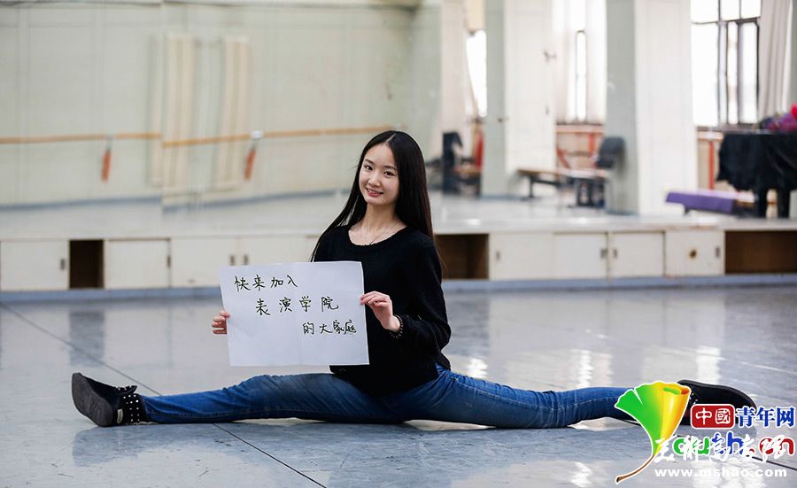 北京电影学院学姐学长为艺考生打气加油5