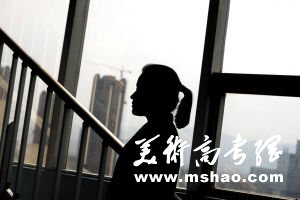 晓娟失落地望着远方,她不知道何时才能有户口 晓娟失落地望着远方,她不知道何时才能有户口