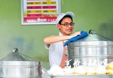 王宏在白果林一家包子铺打工凑学费。