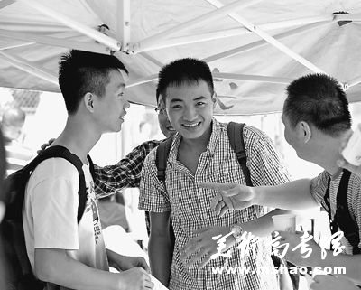 图为前来报到的新生。本报记者 赵婀娜文 摄 友摄（人民视觉）