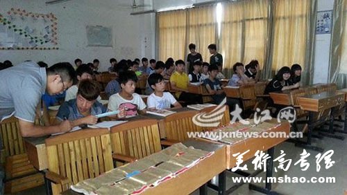 江西一学校新规引热议：上课需上交手机