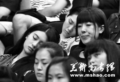 北京电影学院开学典礼 台下美女帅哥睡倒一片