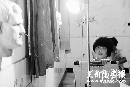 艺考现象 男生光膀夜战 乡村掀起“艺考热”