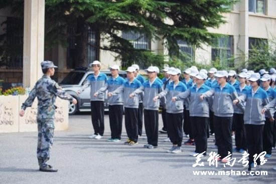 “最美女教官”示范正步摆臂姿势