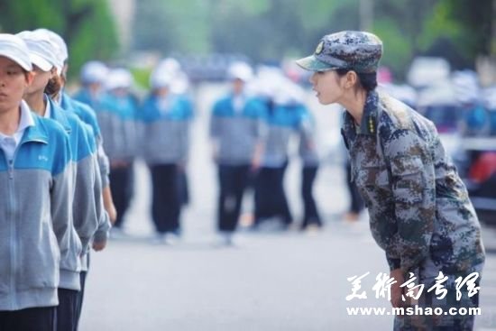 “最美女教官”关心学生