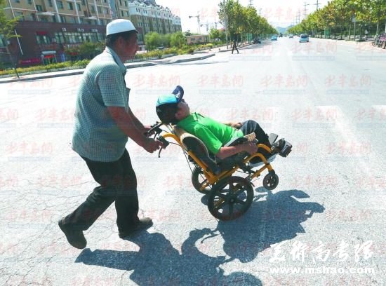 父亲推着孩子上大学